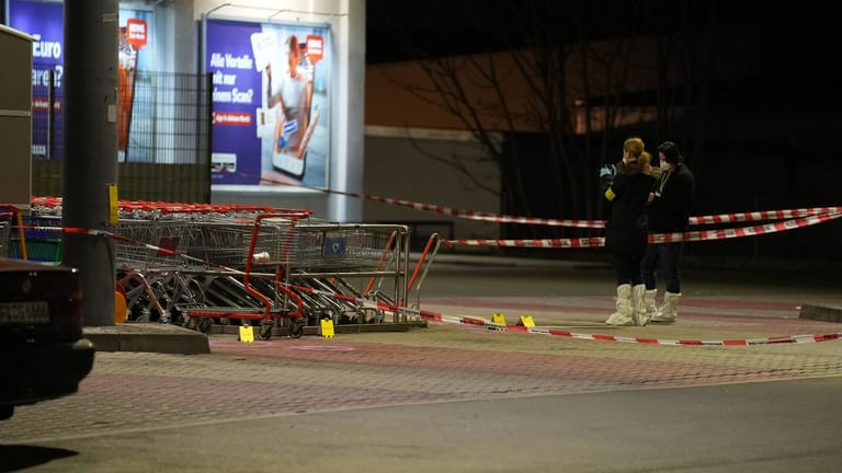 Ermittlerinnen am Tatort: Auf dem Parkplatz kam es zum Streit zwischen den Männern.