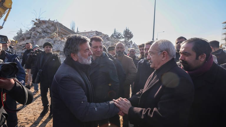 Kemal Kılıçdaroğlu besucht das Erdbebengebiet im Südosten der Türkei.