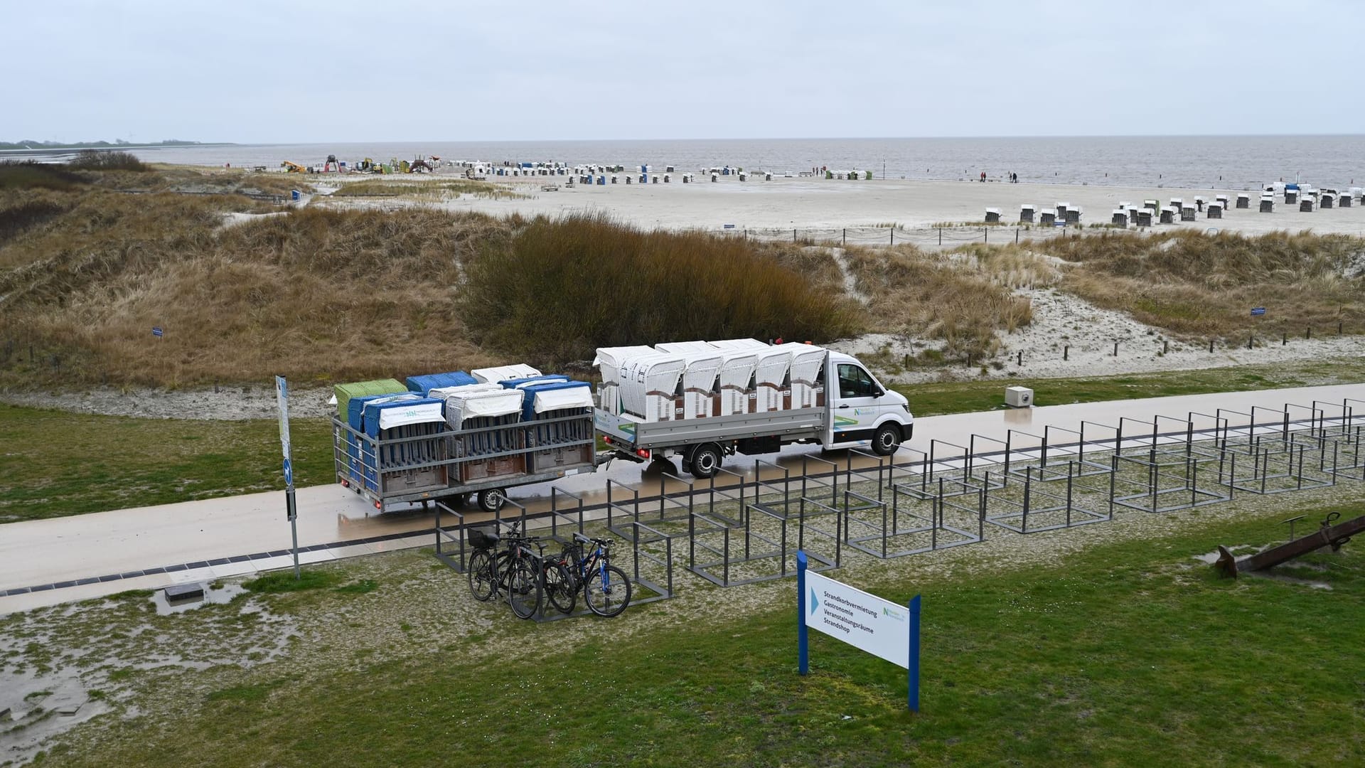 17 Strandkörbe gleichzeitig werden per Lieferwagen und Anhänger zum Strand von Norddeich gebracht. Zum Start der Osterferien in wenigen Tagen bereiten sich die Tourismusbetriebe an der niedersächsischen Nordseeküste und auf den Ostfriesischen Inseln auf die neue Urlaubssaison vor. 17 Strandkörbe gleichzeitig werden per Lieferwagen und Anhänger zum Strand von Norddeich gebracht. Zum Start der Osterferien in wenigen Tagen bereiten sich die Tourismusbetriebe an der niedersächsischen Nordseeküste und auf den Ostfriesischen Inseln auf die neue Urlaubssaison vor.