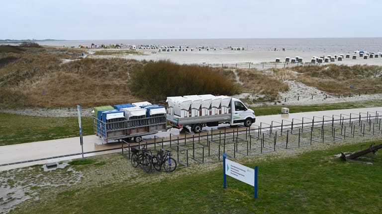 17 Strandkörbe gleichzeitig werden per Lieferwagen und Anhänger zum Strand von Norddeich gebracht. Zum Start der Osterferien in wenigen Tagen bereiten sich die Tourismusbetriebe an der niedersächsischen Nordseeküste und auf den Ostfriesischen Inseln auf die neue Urlaubssaison vor.