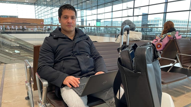 Andres am BER: Der 40-Jährige versucht, vom Flughafen aus seine Weiterreise zu organisieren.