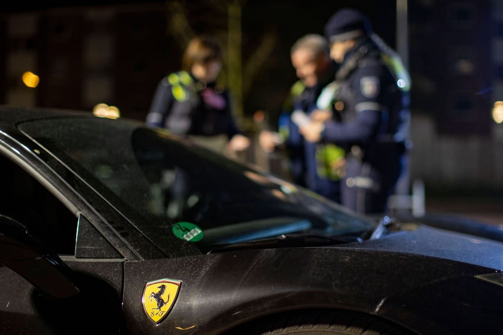 Ein junger Mann flüchtete mit einem Ferrari vor der Polizei (Symbolbild): Dabei crashte er auch ein Polizeiauto.