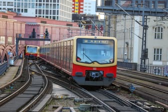 Eine S-Bahn in Berlin (Archivbild): Der Streik am Montag hat auch Auswirkungen auf Berlin.