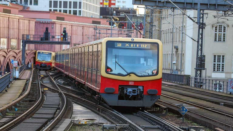 Eine S-Bahn in Berlin (Archivbild): Der Streik am Montag hat auch Auswirkungen auf Berlin.