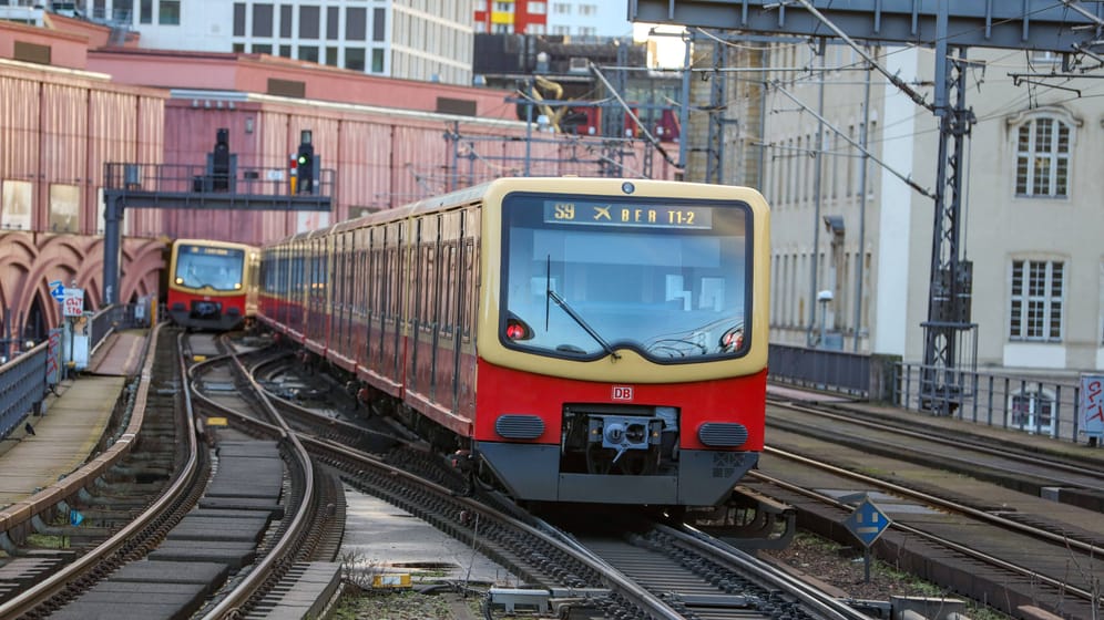 Eine S-Bahn in Berlin (Archivbild): Der Streik am Montag hat auch Auswirkungen auf Berlin.