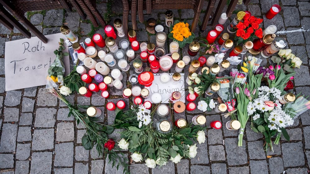 Auf dem Platz vor dem Blumengeschäft in Lichtenfels sind Blumen und Kerzen als Zeichen der Trauer niedergelegt.