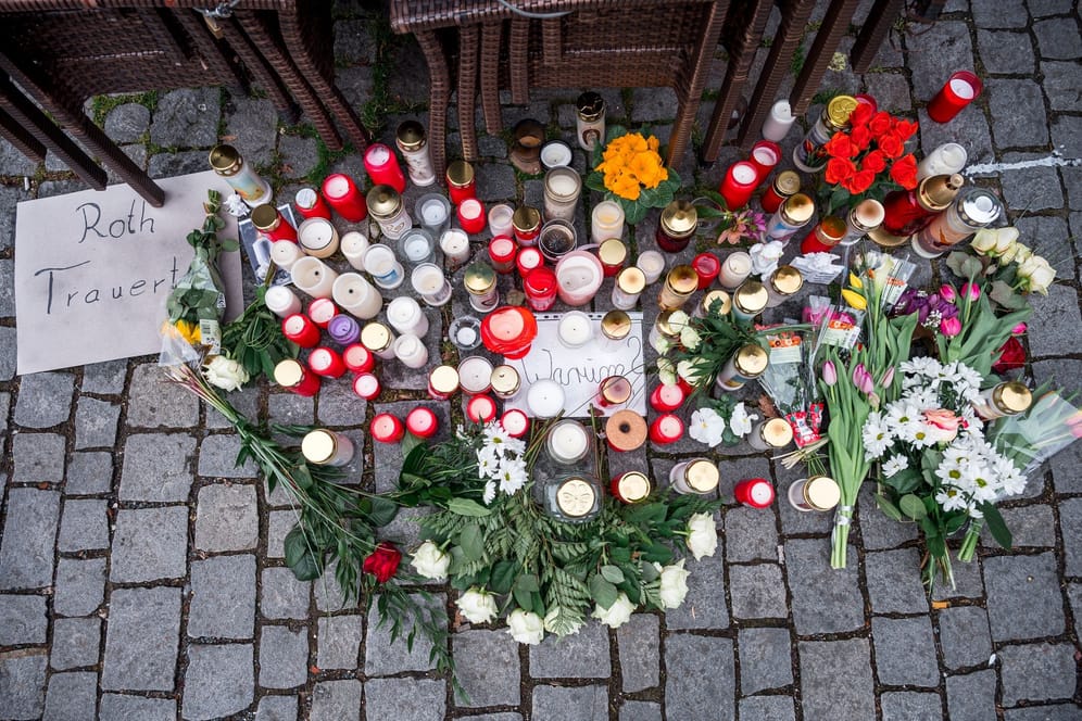 Auf dem Platz vor dem Blumengeschäft in Lichtenfels sind Blumen und Kerzen als Zeichen der Trauer niedergelegt.