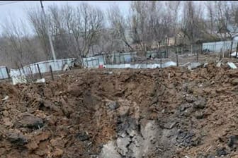 Dieser Krater in einem russischen Dorf soll von einer ukrainischen Drohne stammen.
