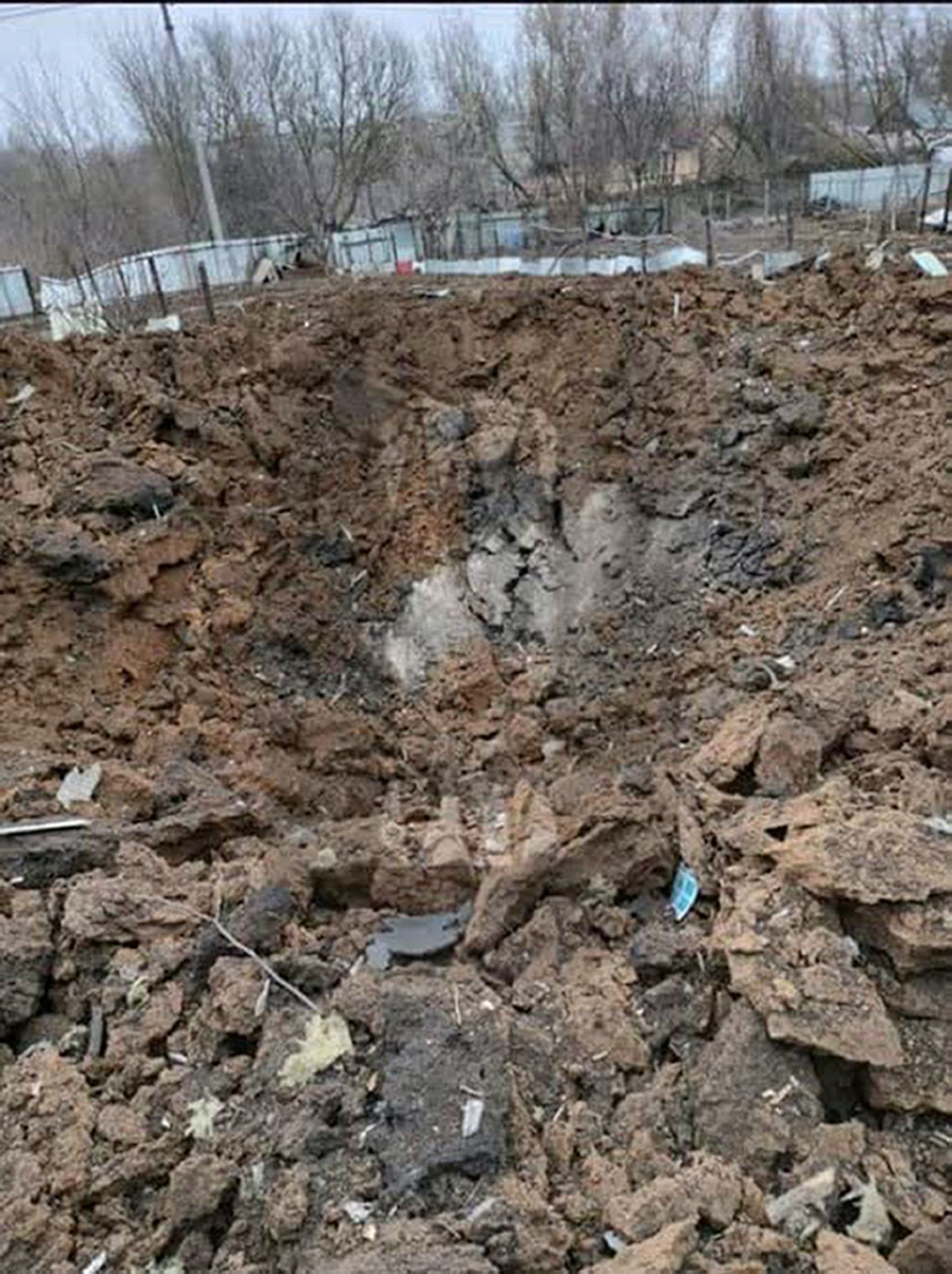 Dieser Krater in einem russischen Dorf soll von einer ukrainischen Drohne stammen.