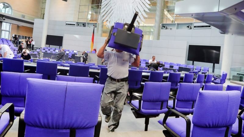 Plenarsaal des Bundestags: Das Parlament soll nicht mehr ganz so stark schrumpfen. Plenarsaal des Bundestags: Das Parlament soll nicht mehr ganz so stark schrumpfen.