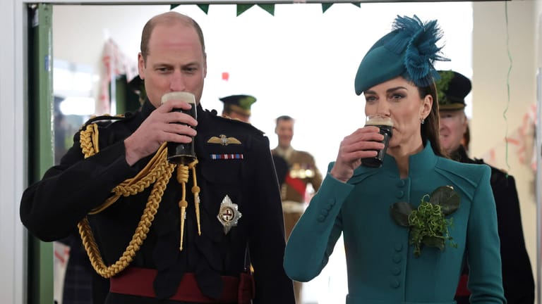 William und Kate trinken gemeinsam ein Guinness.