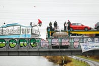 Klimaaktivisten kapern VW-Autozug bei..