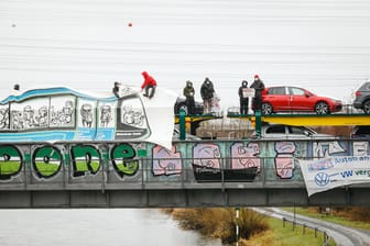 Störaktion: Klimaaktivsten haben in Wolfsburg einen Autozug in Beschlag genommen.