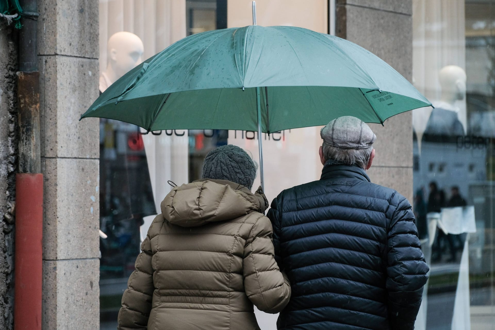 Rentnerin und Rentner: Das Renteneintrittsalter wird in Frankreich stufenweise angehoben.