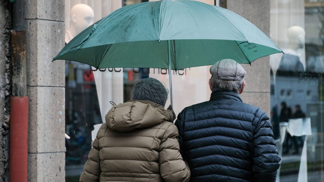 Rentnerin und Rentner: Das Renteneintrittsalter wird in Frankreich stufenweise angehoben.