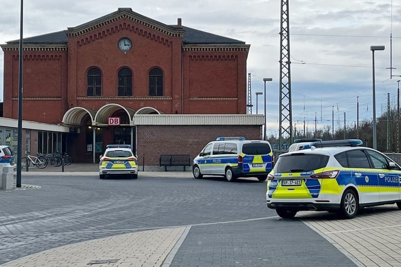 Polizeifahrzeuge vor dem Bahnhof in Guben. Ein Mann hat in einem Regionalzug in Brandenburg eine Jugendliche mit einem axtähnlichen Gegenstand verletzt.