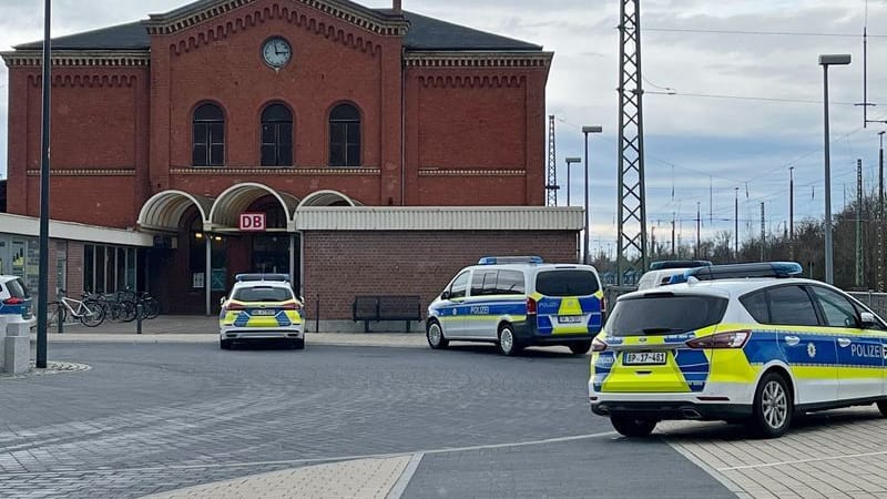 Polizeifahrzeuge vor dem Bahnhof in Guben. Ein Mann hat in einem Regionalzug in Brandenburg eine Jugendliche mit einem axtähnlichen Gegenstand verletzt.