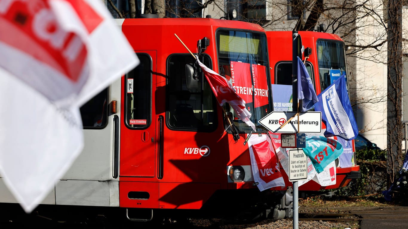 Die nächste Arbeitsniederlegung bei den Kölner Verkehrs-Betrieben: Die Gewerkschaft Verdi hat am Montag und Dienstag erneut zum Streik aufgerufen.
