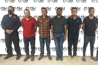 Dieses von der Staatsanwaltschaft von Tamaulipas zur Verfügung gestellten Bild soll fünf mutmaßliche Entführer zeigen: Sie wurden mit gefesselten Händen an dem Tatort hinterlassen.