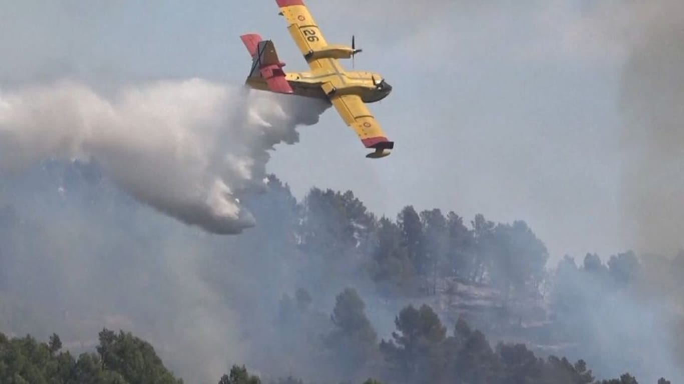 Löschflugzeug in Spanien (Archivbild): Im Osten Spaniens hat es den ersten großen Waldbrand des Jahres gegeben.