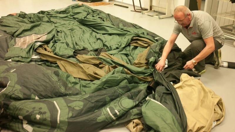 Die Hülle einer Panzer-Attrappe: Was hier wie ein überdimensioniertes Zelt in Tarnfarben aussieht, wird mit Luft gefüllt zum aus der Ferne täuschend echt wirkenden Mehrfachraketenwerfer.