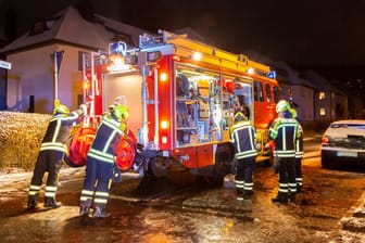 Ein Feuerwehrauto während eines Rettungseinsatzes (Symbolbild): In Lohmar musste die Feierwehr zu einem Brand in der Straße "Am Burgweiher" ausrücken.
