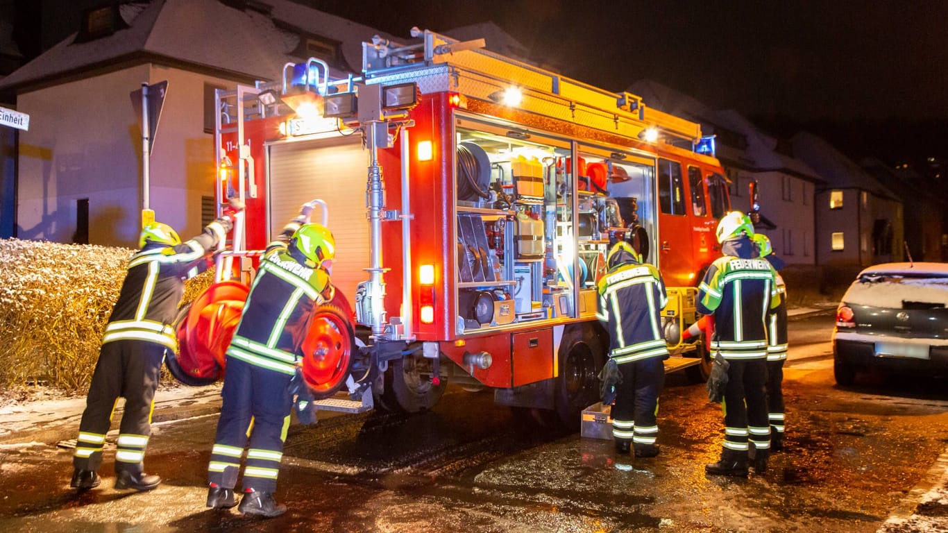 Ein Feuerwehrauto während eines Rettungseinsatzes (Symbolbild): In Lohmar musste die Feierwehr zu einem Brand in der Straße "Am Burgweiher" ausrücken.