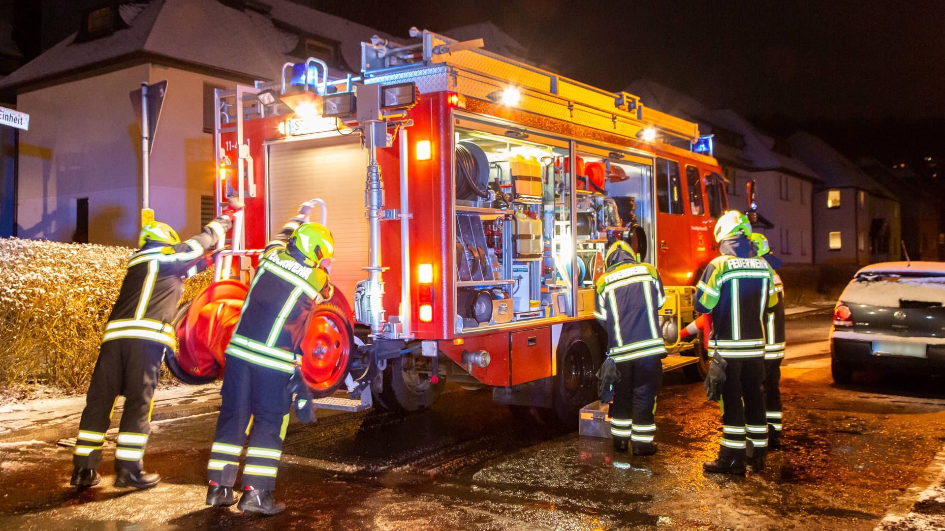 Ein Feuerwehrauto während eines Rettungseinsatzes (Symbolbild): In Lohmar musste die Feierwehr zu einem Brand in der Straße "Am Burgweiher" ausrücken. Ein Feuerwehrauto während eines Rettungseinsatzes (Symbolbild): In Lohmar musste die Feierwehr zu einem Brand in der Straße "Am Burgweiher" ausrücken.