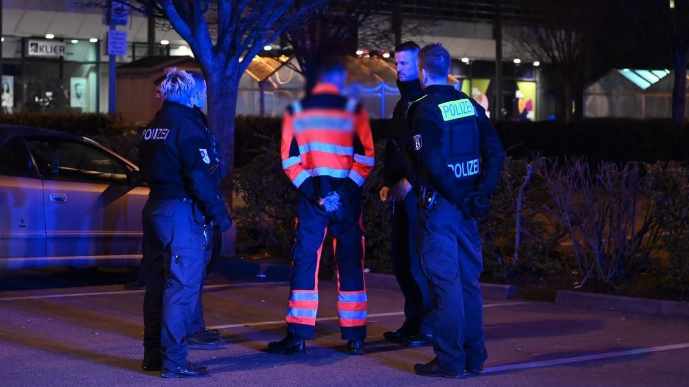 Festnahme am Parkplatz: Ein Rettungssanitäter raste betrunken und bedrängte später Rettungskräfte.