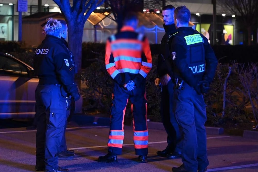 Festnahme am Parkplatz: Ein Rettungssanitäter raste betrunken und bedrängte später Rettungskräfte.