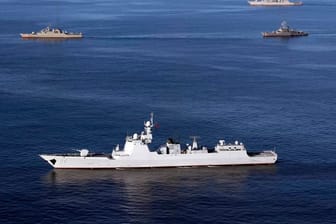 Ein Kriegsschiff im Golf von Oman: China, Iran und Russland halten ein gemeinsames Manöver ab.