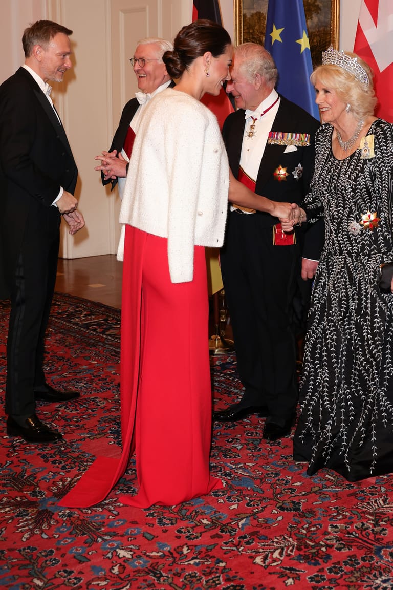 Franca Lehfeldt wird von Königin Camilla begrüßt.