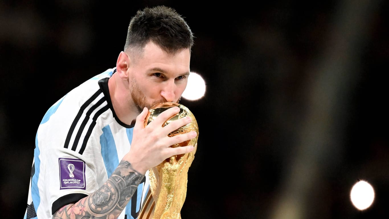 Lionel Messi küsst den WM-Pokal: Für den Argentinier war der Titel der wohl größte seiner Karriere.