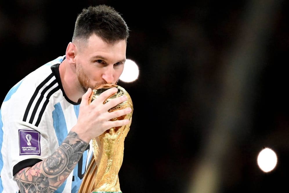 Lionel Messi küsst den WM-Pokal: Für den Argentinier war der Titel der wohl größte seiner Karriere.
