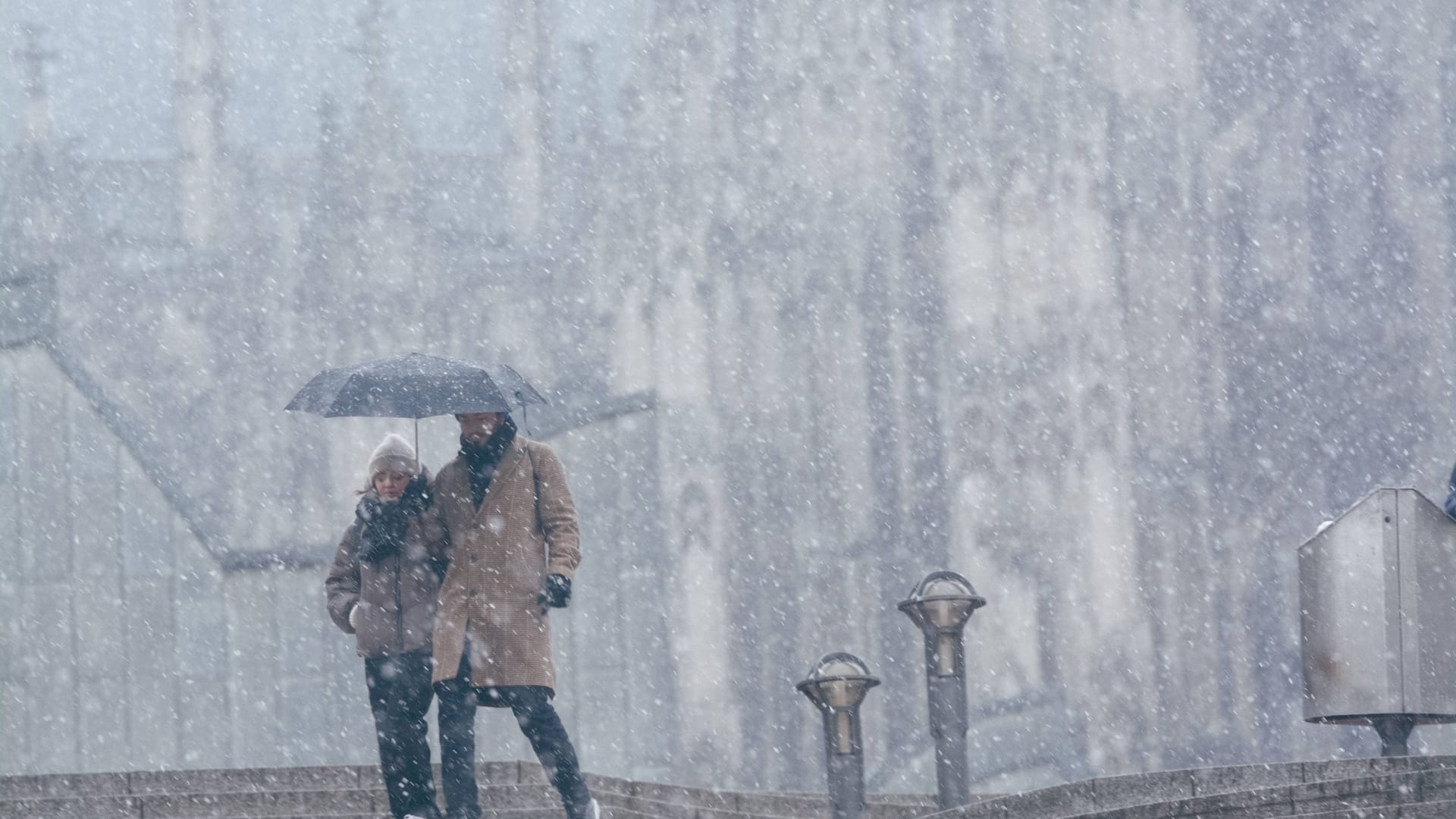 Wintereinbruch in Köln: Ein Paar steht vor dem Kölner Dom im Schnee. Wintereinbruch in Köln: Ein Paar steht vor dem Kölner Dom im Schnee.