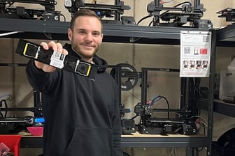 Das alles kann Schädlingsbekämpfung: CEO Daniel Pelikan vor 3D-Druckern, an denen Produktteile hergestellt werden.