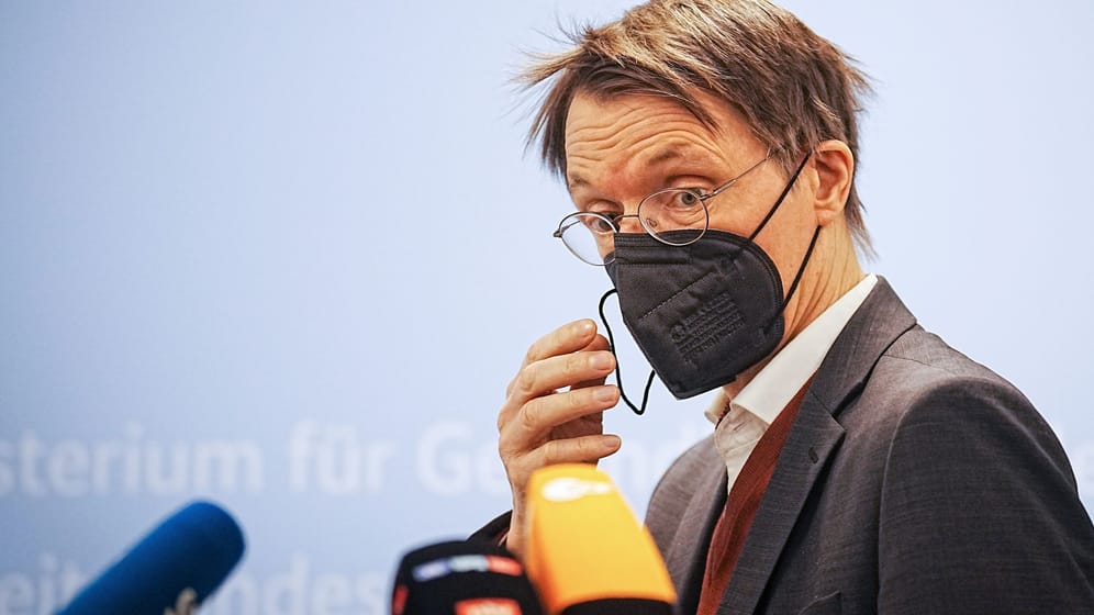 Bundesgesundheitsminister Karl Lauterbach nimmt seine Maske ab. Eigene Fehler offen legen tut er aber nicht.