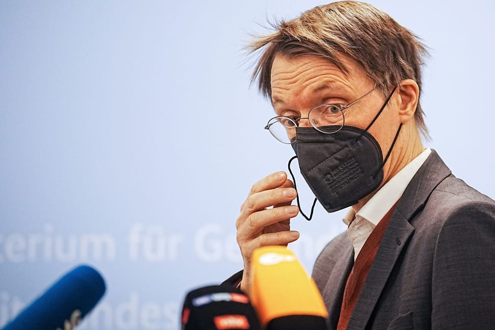 Bundesgesundheitsminister Karl Lauterbach nimmt seine Maske ab. Eigene Fehler offen legen tut er aber nicht.