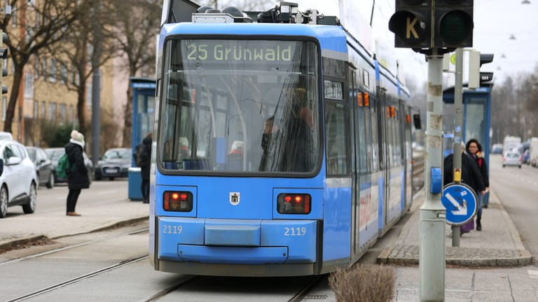 Eine Straßenbahn fährt durch München (Symbolfoto): Am Freitag kam es zu einem tödlichen Unfall.