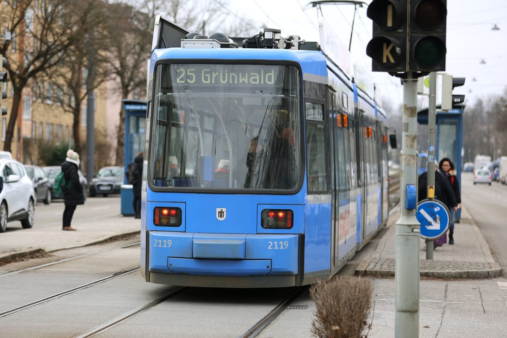 Eine Straßenbahn fährt durch München (Symbolfoto): Am Freitag kam es zu einem tödlichen Unfall.