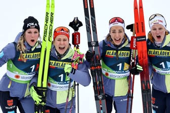Laura Gimmler, Katharina Hennig, Pia Fink und Victoria Carl jubeln: Sie holten Silber für Deutschland.