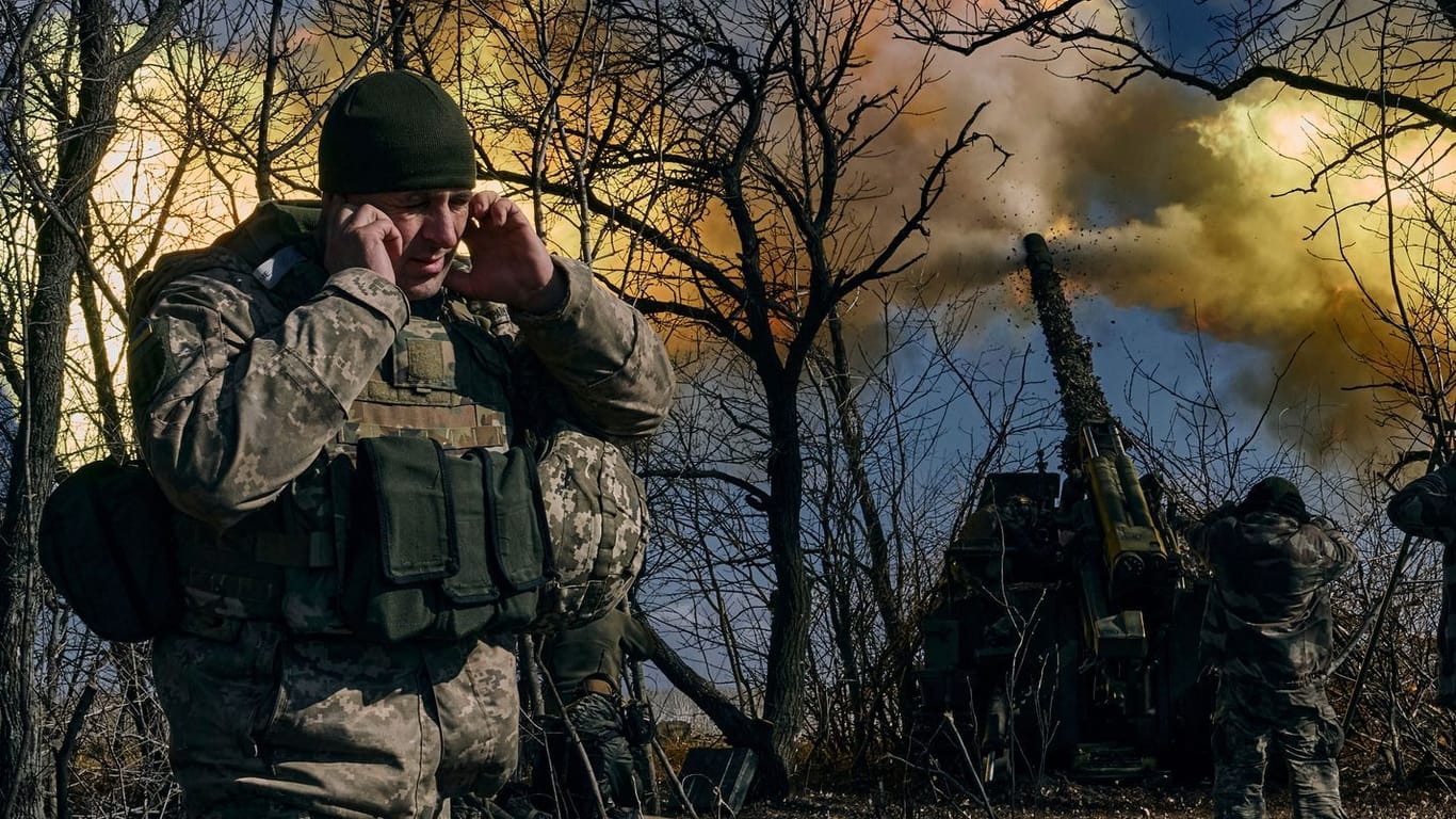 Ukrainische Soldaten feuern eine Panzerhaubitze auf russische Stellungen in der Nähe von Bachmut: Der Kampf um die ostukrainische Stadt fordert viele Opfer auf beiden Seiten.