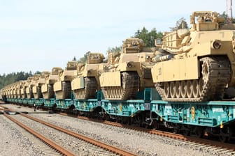 US-Kampfpanzer an der Nato-Ostflanke werden auf einem Zug transportiert.