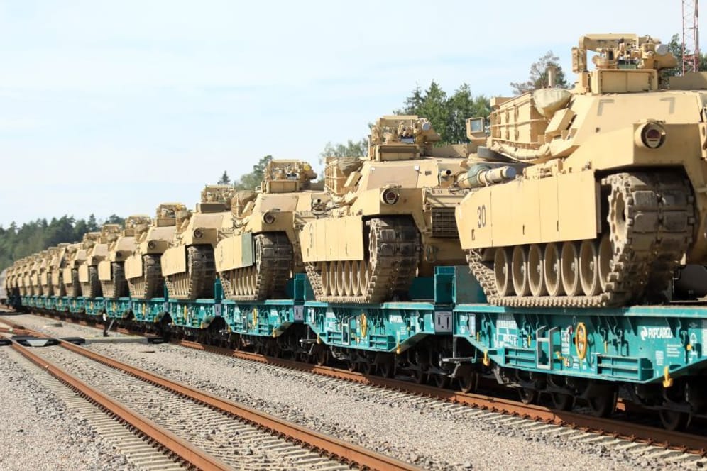 US-Kampfpanzer an der Nato-Ostflanke werden auf einem Zug transportiert.
