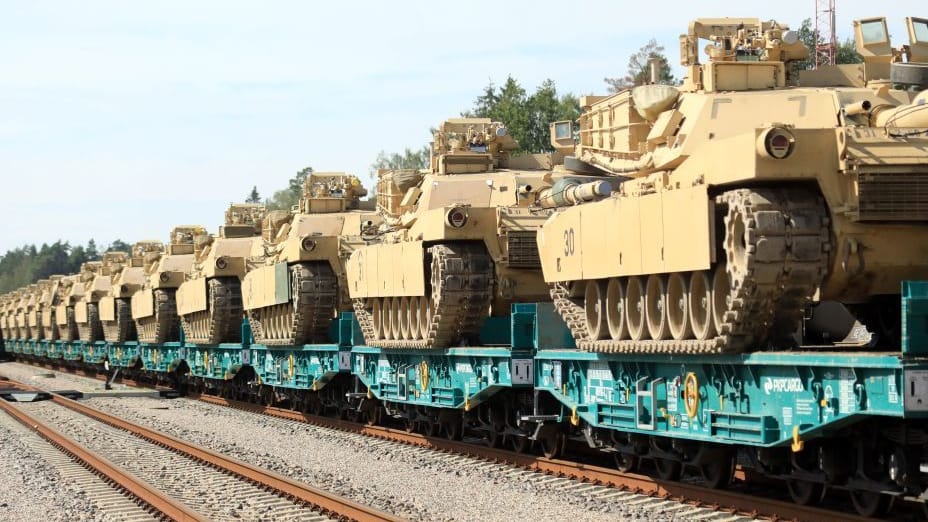 US-Kampfpanzer an der Nato-Ostflanke werden auf einem Zug transportiert. US-Kampfpanzer an der Nato-Ostflanke werden auf einem Zug transportiert.