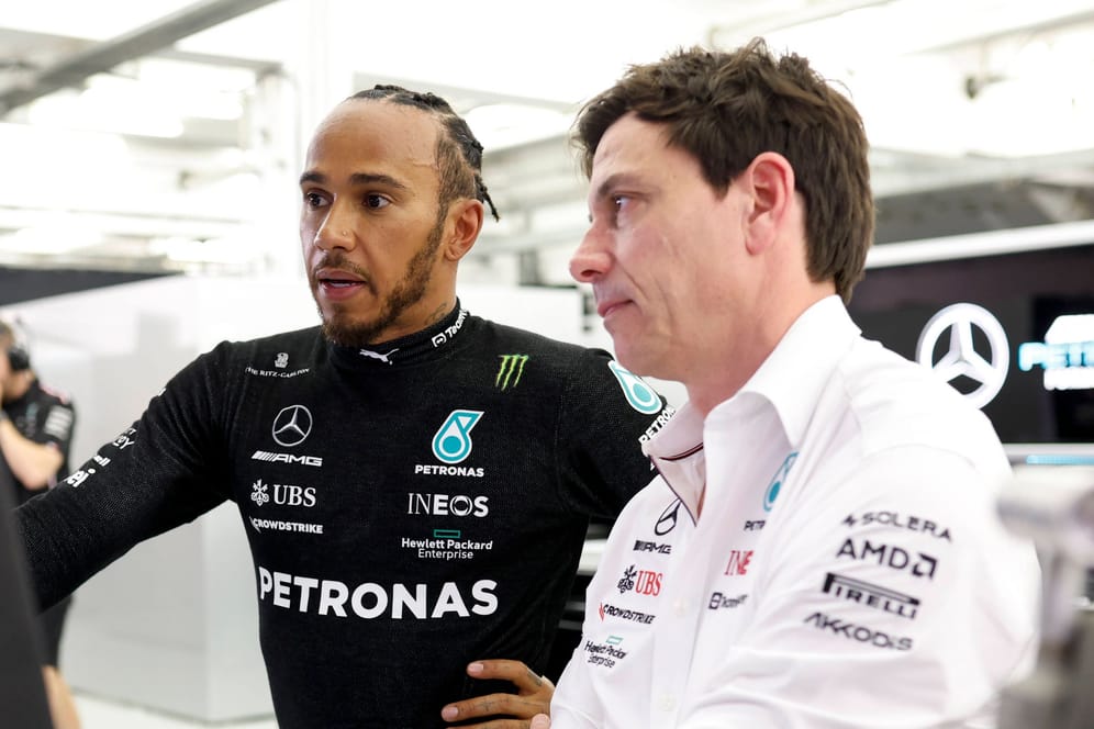 Lewis Hamilton (l.) neben Toto Wolff: Bei Mercedes war der Saisonstart ein enttäuschender.