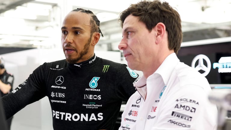 Lewis Hamilton (l.) neben Toto Wolff: Bei Mercedes war der Saisonstart ein enttäuschender.