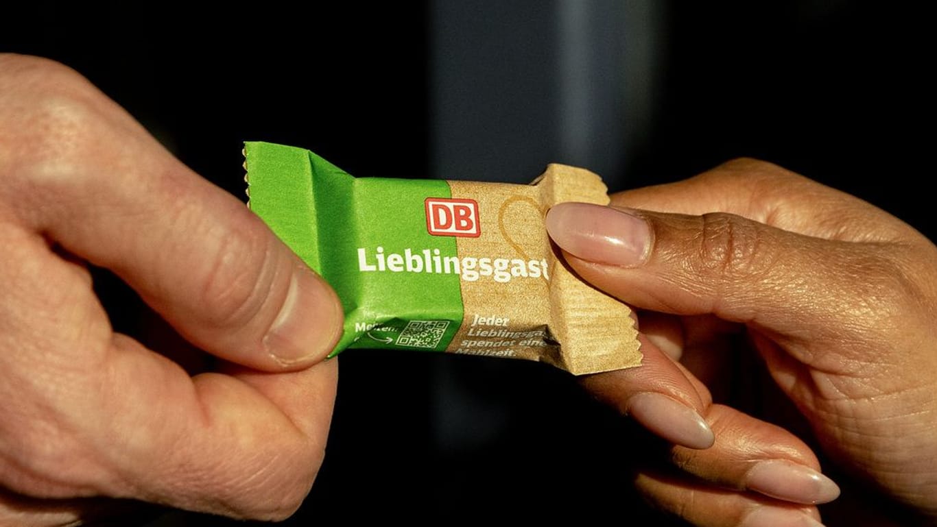 Ein Täfelchen "Lieblingsschokolade" von Share geht von Hand zu Hand. Die Deutsche Bahn gibt diese Schokolade ab jetzt in der 1. Klasse aus - für einen guten Zweck.