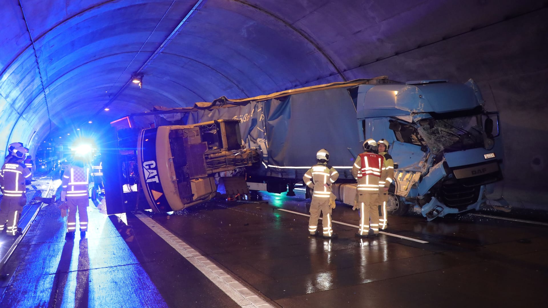 Die Unfallstelle: Der Fahrer hatte die Kontrolle über den LKW verloren.