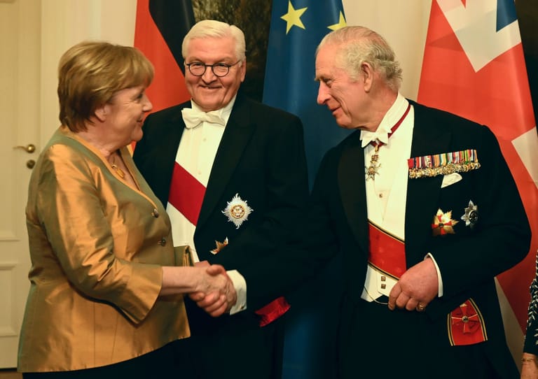 Angela Merkel: Sie schüttelt die Hand von König Charles III., der neben Bundespräsident Frank-Walter Steinmeier steht.